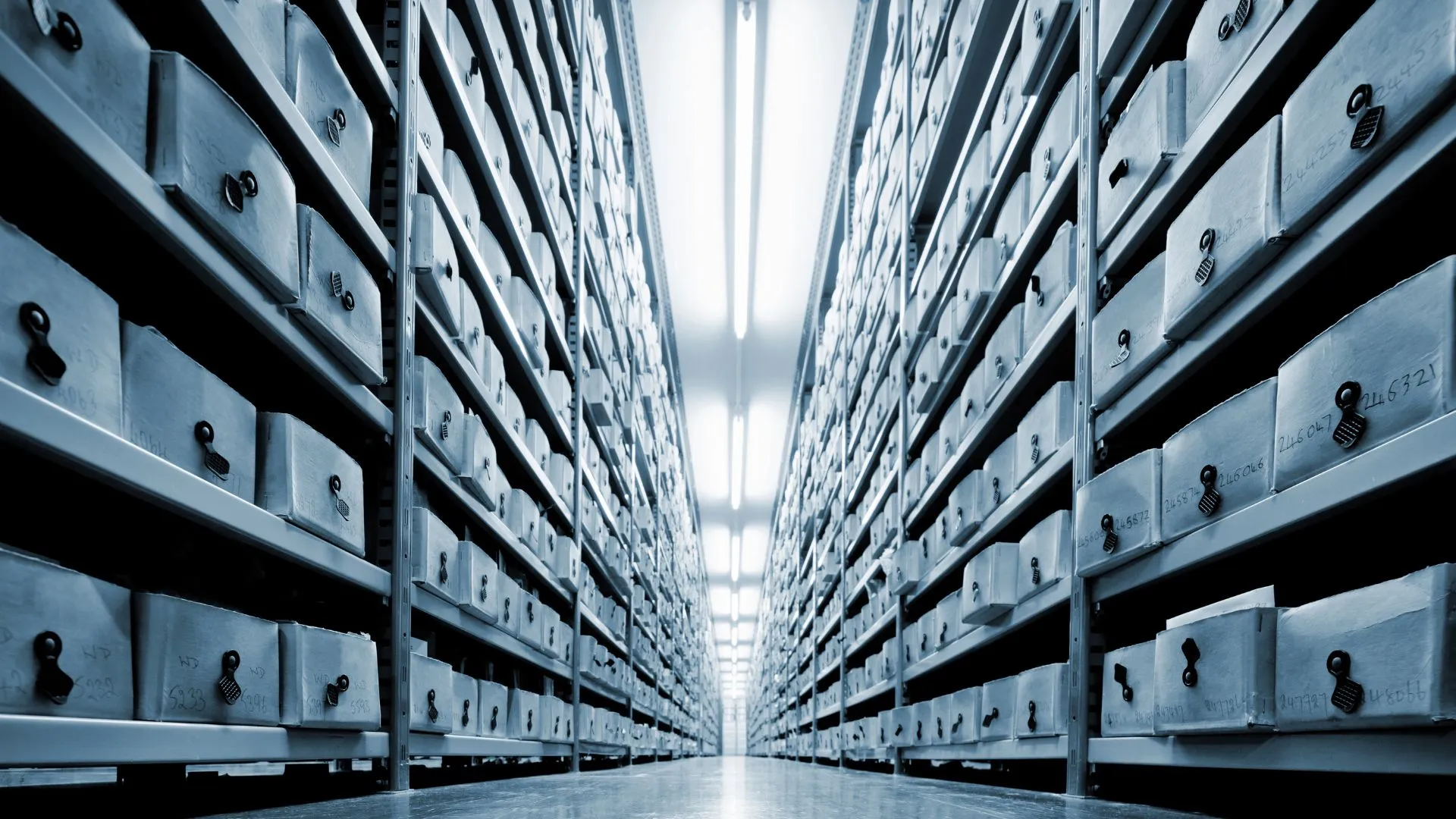 Archives de bulletins municipaux rangées dans une bibliothèque