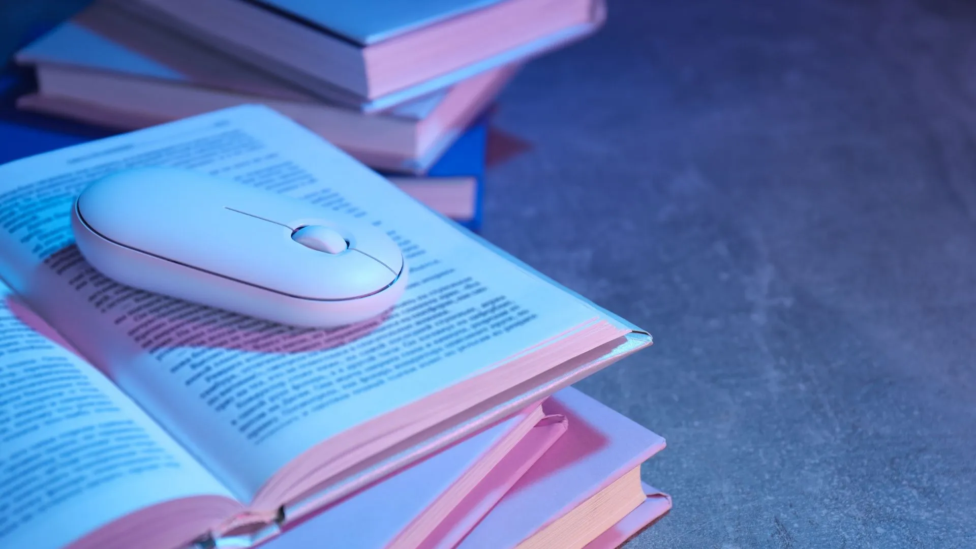 Bulletin municipal papier et tablette numérique côte à côte