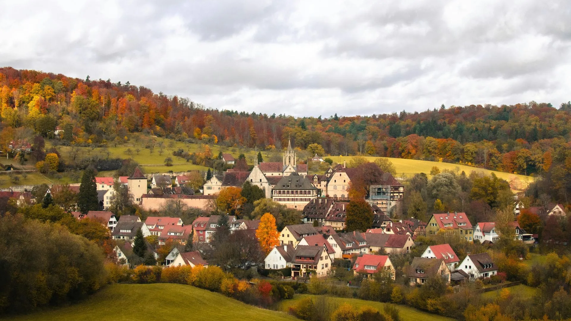 Petit village français avec sa mairie et son clocher