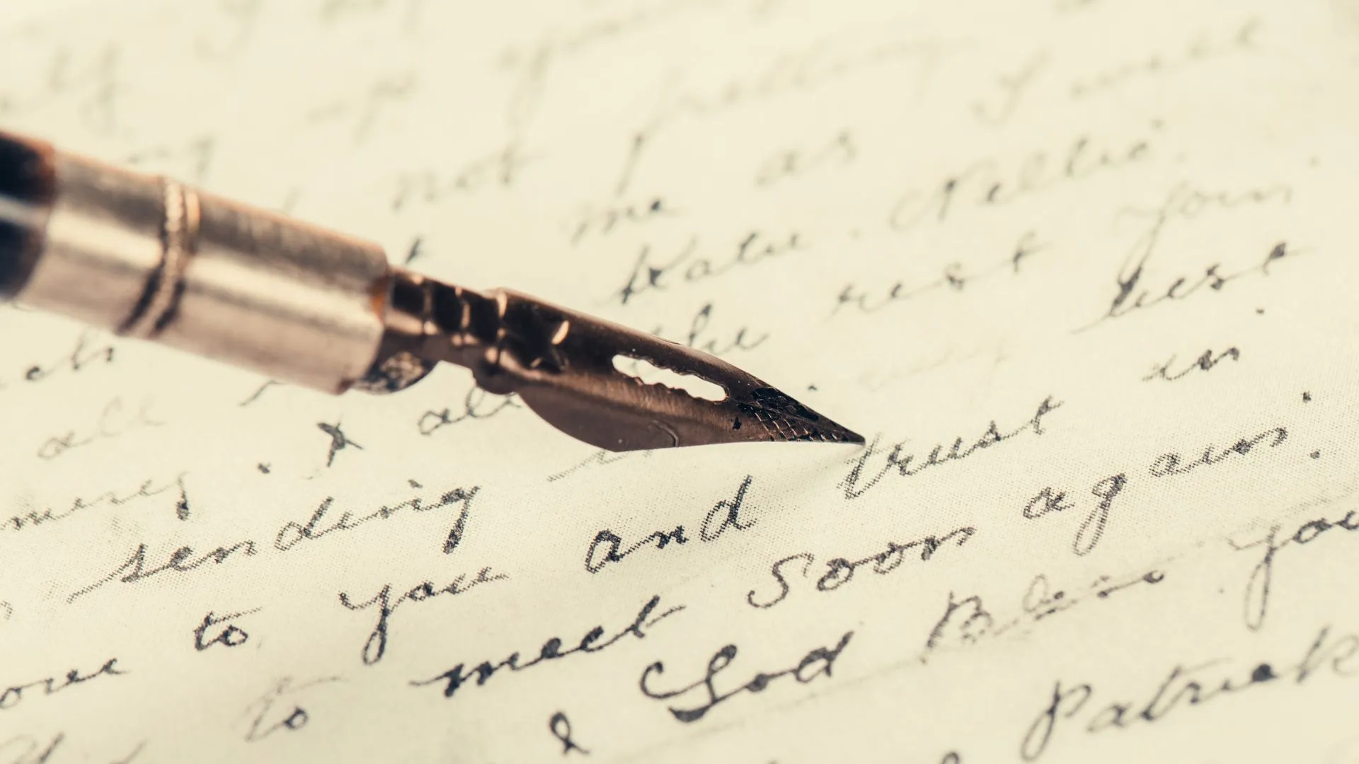 Agent communal rédigeant un article pour le bulletin municipal