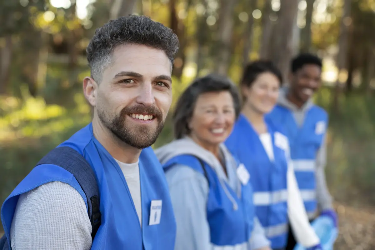 Équipe municipale souriante travaillant sur le bulletin