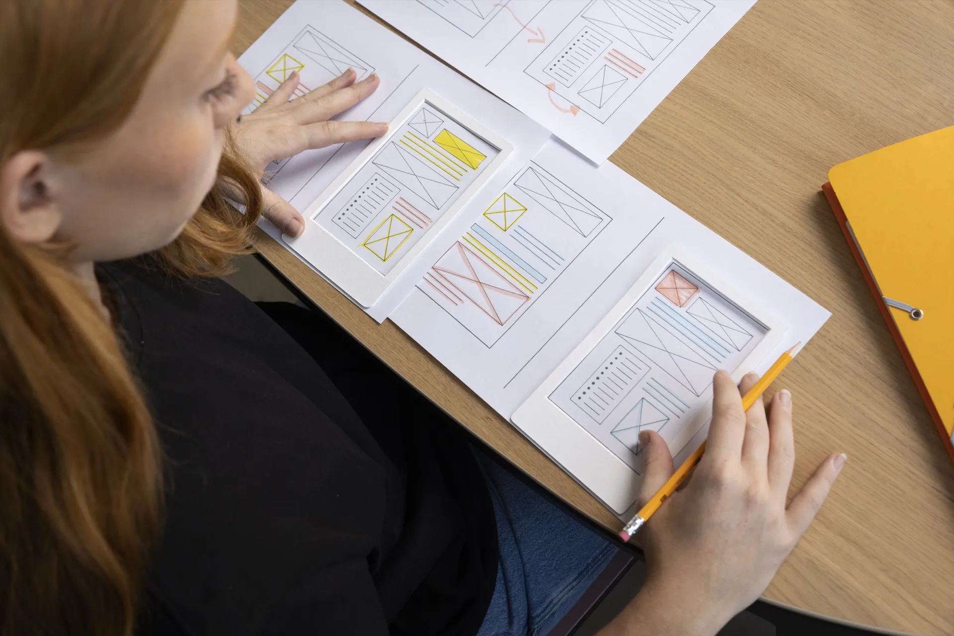 Maquette de bulletin municipal sur un bureau avec charte graphique