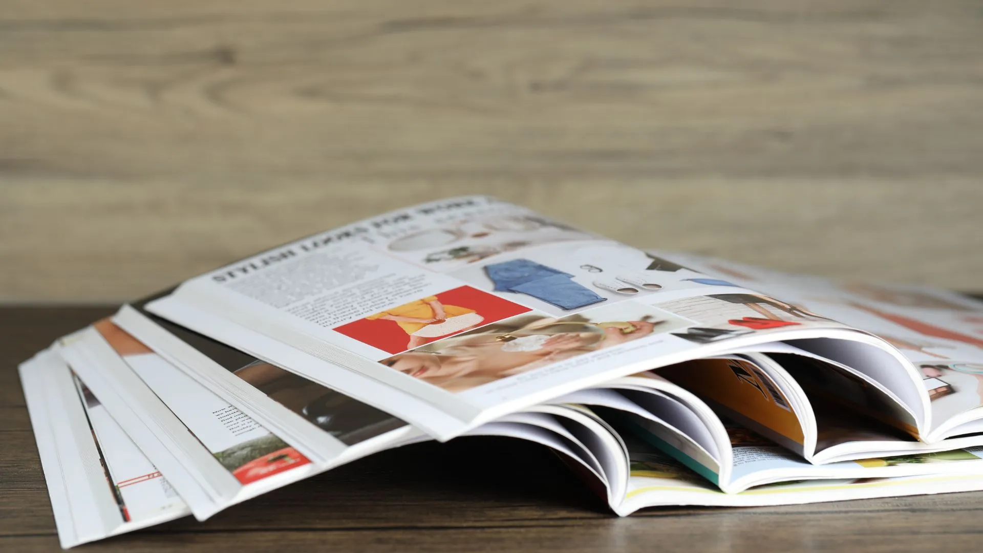 Plusieurs bulletins municipaux étalés sur une table